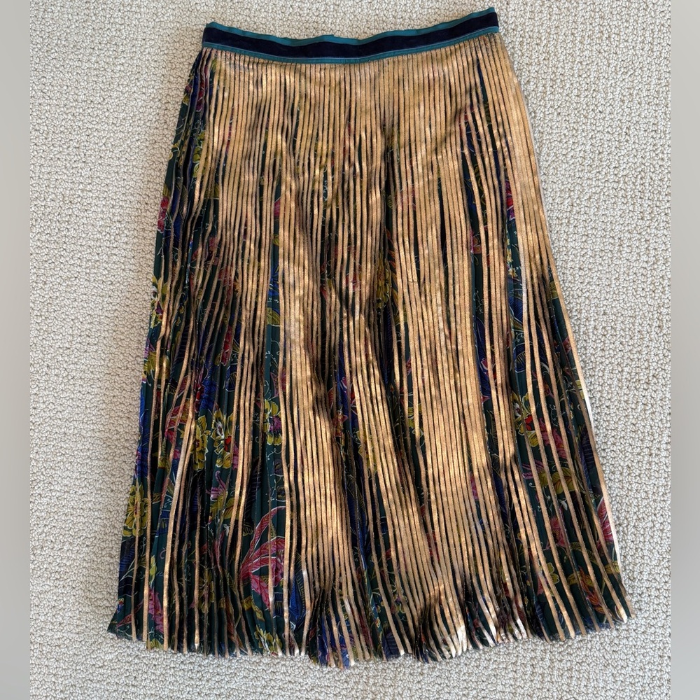Elegant Gold and Black Pleated Skirt